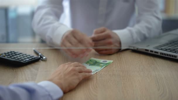 Τραπεζικός υπάλληλος εξετάζει τραπεζογραμμάτια ευρώ με ανιχνευτή νόμισμα, πλαστά χρήματα — Αρχείο Βίντεο