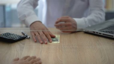 Sahte Rus ruble, para birimi validator makine değişimi reddederek banka işçi