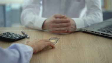 Sahte Japon yeni, para durumu doğrulayıcısı onay değişimi reddederek banka işçi