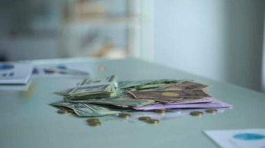 Adam para tablo, güvenli banka mevduat, finansal işlemleri kontrol koruma