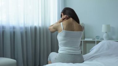 Yoğurma Bayan gergin omuz ve boyun, rahatsız yatak, kötü uyku kalitesi