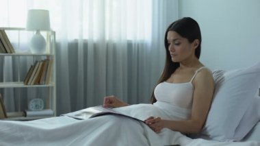 Güzel kadın parlak dergi ilgi, keyifli eğlence evde ile okuma