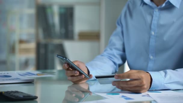 Trabajador de oficina de compras en línea, escribiendo datos de tarjetas de crédito en la aplicación para teléfonos inteligentes — Vídeos de Stock