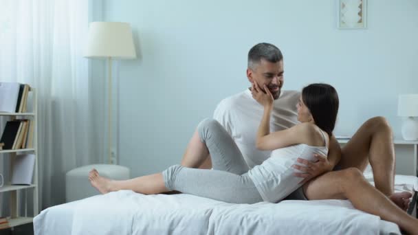 男はコンドーム、女性を拒否、家族計画問題の示唆の安全なセックス — ストック動画
