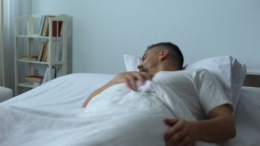 Adam yatakta uyuyor, eski asker savaş hakkında hayal ederken kabuslar görüyor