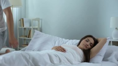 Özenli adam eşi buket çiçek, romantik ilişki bakım ile uyanma