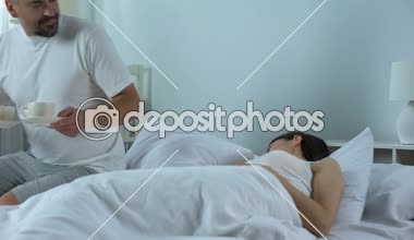 Sevgili karıma yatakta kokulu taze kahve getiren koca bakmakta, balayı