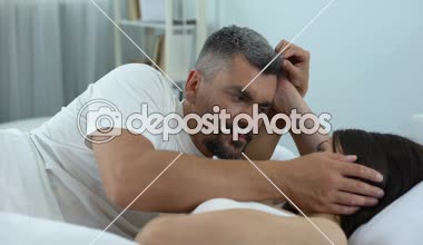 Sevgi dolu koca güzel karısını yatakta, yeni evliler hayran balayı zamanı