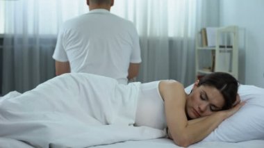 Çift kavga, sorun aile, ilişki krizde hile sonra yatakta