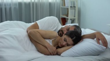 Rahatsız kız koca onu yatakta affet kurulamıyor sarılma el götürüp