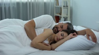 Güzel çift sessizce rahat yatak, ortopedik uyku çözümler sakin ol.