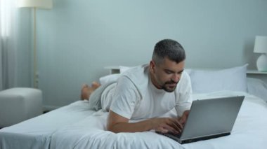 Yeni online flört servisi, laptop evde yatakta yazarak mutlu yaşasın