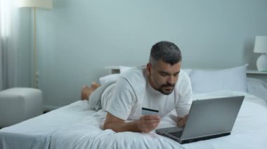 Internet, kolay bankacılık hizmetleri için ödemek için kredi kartı numarası girerek erkek