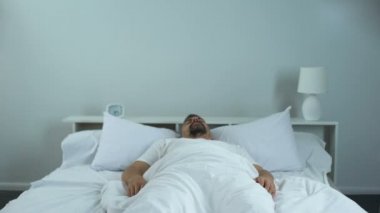 Sabah, uyku, kronik yorgunluk sendromu ile ilgili sorunlar uyandırmaya çalışan adam