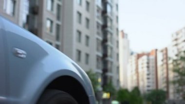 İş adamı, o polis eşliğindeki sürüş arabaya, kişisel olmaya adam şoför