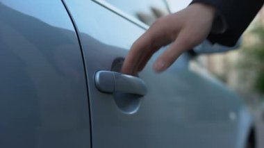 Çalışma kapasitesini kontrol, yeni araç, portre satın arabanın kapısını açarak adam