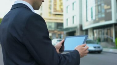 E-posta tablete yazarak, ev alıcı, uygun teknolojileri için bekleyen Emlak