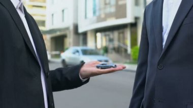 Yeni taşıma tuşları alarak adam el araç, sembolik oyuncak araba satın alma