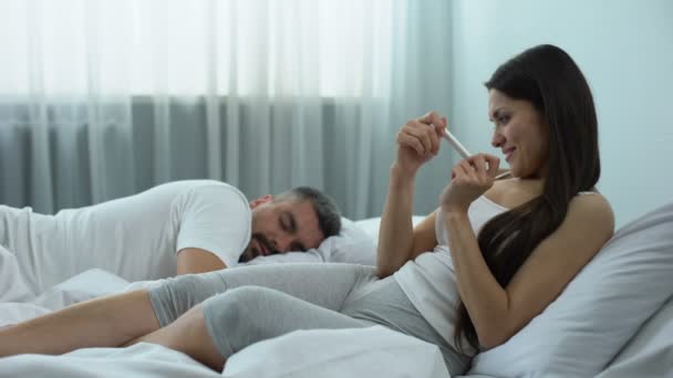Счастливая женщина просыпается муж, рассказывая о беременности, планирования родов — стоковое видео