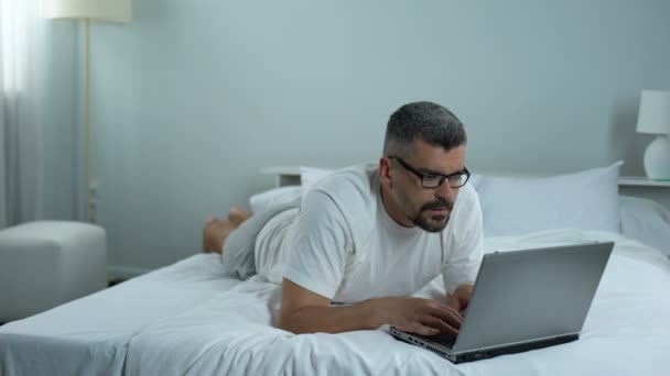 Hombre frotando los ojos cansado de la computadora portátil, freelancer trabajando en el proyecto, estrés plazo — Vídeo de stock