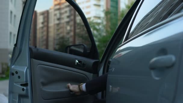 Homem cansado saindo do carro, voltando para casa do trabalho, rotina, close-up — Vídeo de Stock