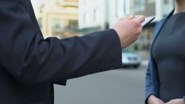 Ondertekening contract buitenshuis, zakenman vrouwelijke hulpwachten voor document — Stockvideo