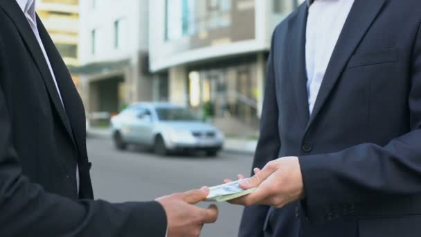 Acheteur de véhicule payant de l'argent au propriétaire de l'automobile, vente de voiture sans intermédiaire — Video