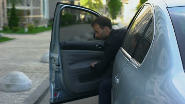 Персональний водій відкриває двері до респектабельного бізнесмена, послуга шофера — стокове відео