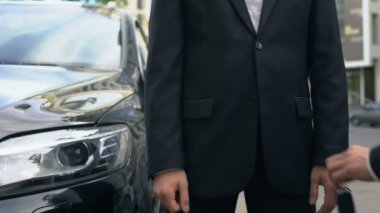 Anahtarları için pahalı otomatik, başarılı araba satın alma hareket alarak iş adamı
