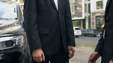 El sıkışırken anlaşması, açık havada toplantı, gayri resmi lobi içinde iş adamları