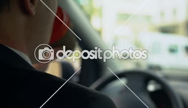 Kahve içme, trafik sıkışıklığı, dikkatsiz sıkışmış iken telefonda konuşan adam