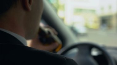 Arabaya bin, bira içmek adam kan alkol içerik hukuk etkisi altında sürüş