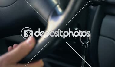 Adam araba durur ve motoru, istemci için bekleyen taksi şoförü kapatır