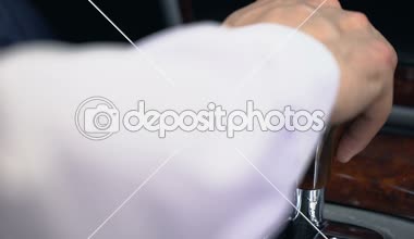 Vites dişli, otomatik şanzıman, lüks araba ile ahşap iç adam