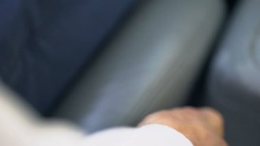 Dur yolda, zorla el freni çekmek adam sıkışmış trafik sıkışıklığı içinde güvenli sürüş