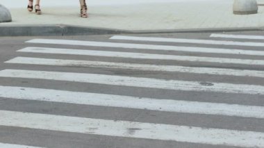 Sorumsuz sürücü üzerinde yaya geçidi, trafik ihlali kızlar üzerinde çalıştırmak