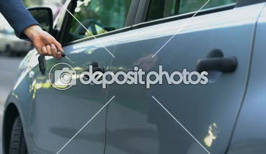 Araba alarmını dönüm ve otomatik, bağımsız kadın almak iş kadını