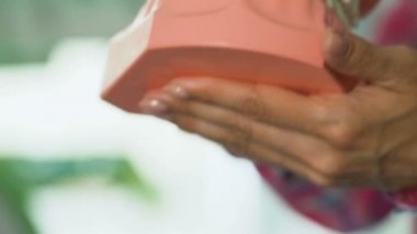 Sistem diş büyüme açıklayan insan çene modeli gösteren kadın