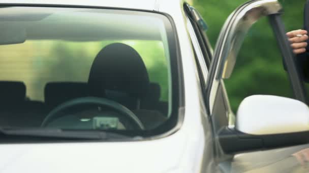 Homem perturbado fumando nervosamente, entrando no carro, falência, problemas de divórcio — Vídeo de Stock