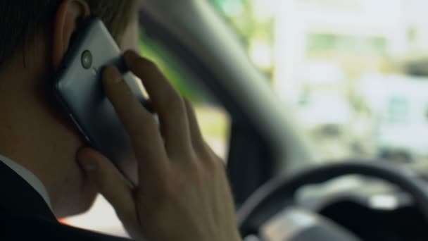 Hombre hablando nerviosamente en el teléfono celular en el coche, molesto por el fracaso, día duro — Vídeos de Stock