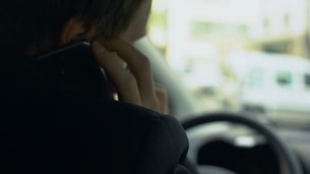 Zaneprázdněný muž mluví o mobilní telefon, zatímco uvízl v dopravní zácpě, nepozorný na silnici — Stock video