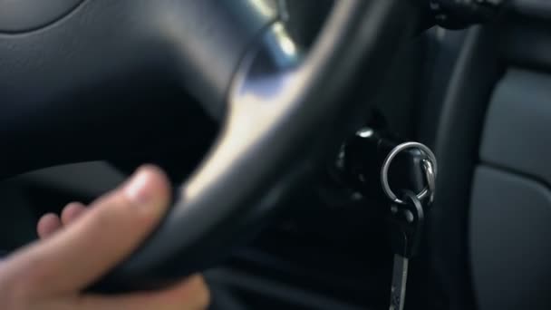 Человек останавливается за рулем автомобиля и выключает двигатель, водитель такси ждет клиента — стоковое видео