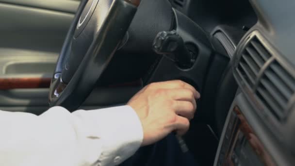 Man van startende auto, verschuiven van vistuig, chauffeur rijden voor client, taxi-service — Stockvideo