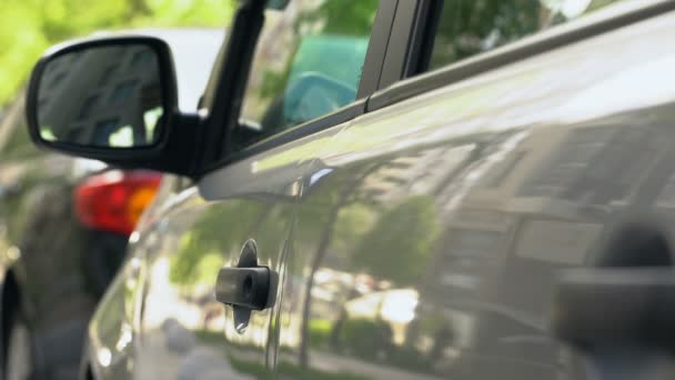 Hombre entrar en auto, apresurarse a casa después del día de trabajo, estacionamiento en la calle — Vídeo de stock