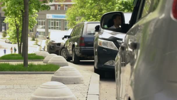 Hombre tirando basura por la ventana del coche, contaminación ambiental, ecología en la ciudad — Vídeo de stock