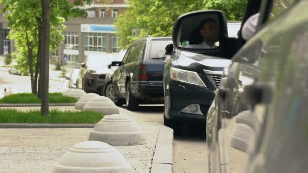 Conductor arrojando basura por la ventana del coche, contaminación en la ciudad, aceras sucias — Vídeo de stock