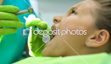 Çocuk diş hekimi diş küçük kız, zamanında çürüğü tedavi için sondaj