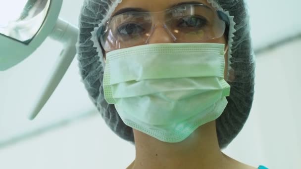 Pov di paziente spaventato seduto sulla sedia dentale prima dell'esame medico medicare — Video Stock