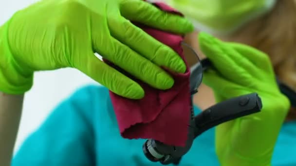 Assistant préparant loupe grossissante dentaire, traitement efficace et précis — Video