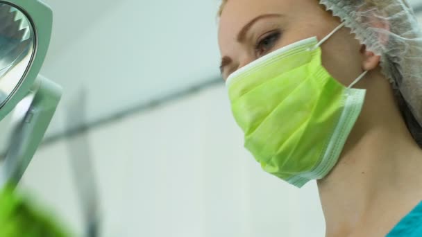 Kadın stomatologist ağız ayna, tıp ile hasta oral kavite incelenmesi — Stok video
